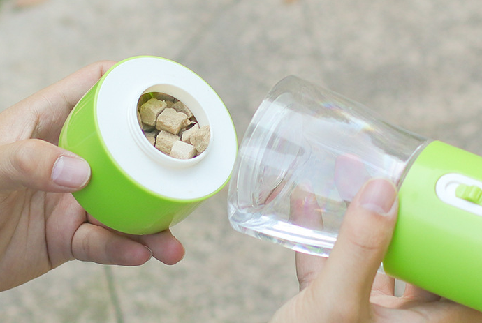 PawSip & Snack™ – Travel Bottle for Thirsty Tails.